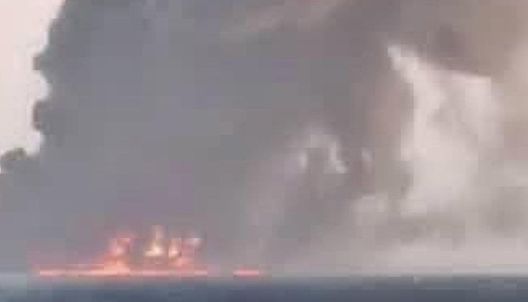 Explosiones registradas en la isla de Khark iraní y noticias sobre ataque estadounidense a un petrolero