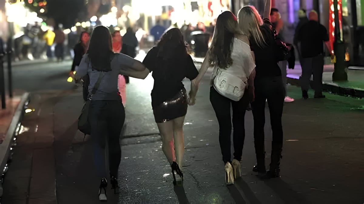 How will decriminalizing adult content in Ukraine fund the war effort?