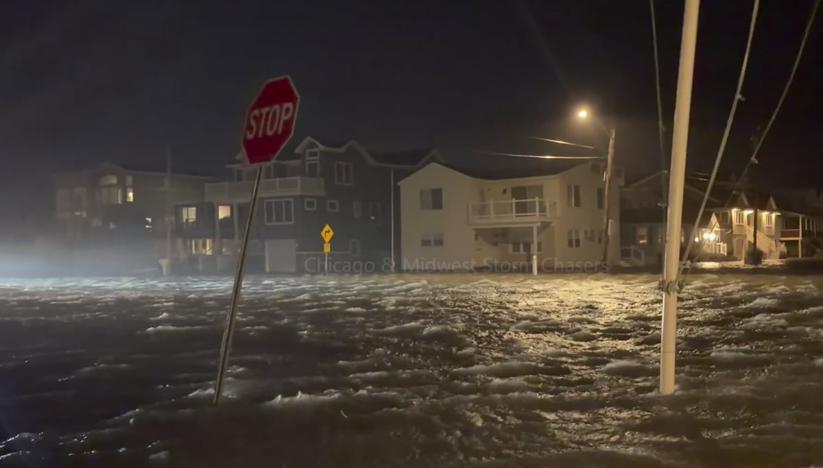 Nor'easter cuts power, floods NJ roads
