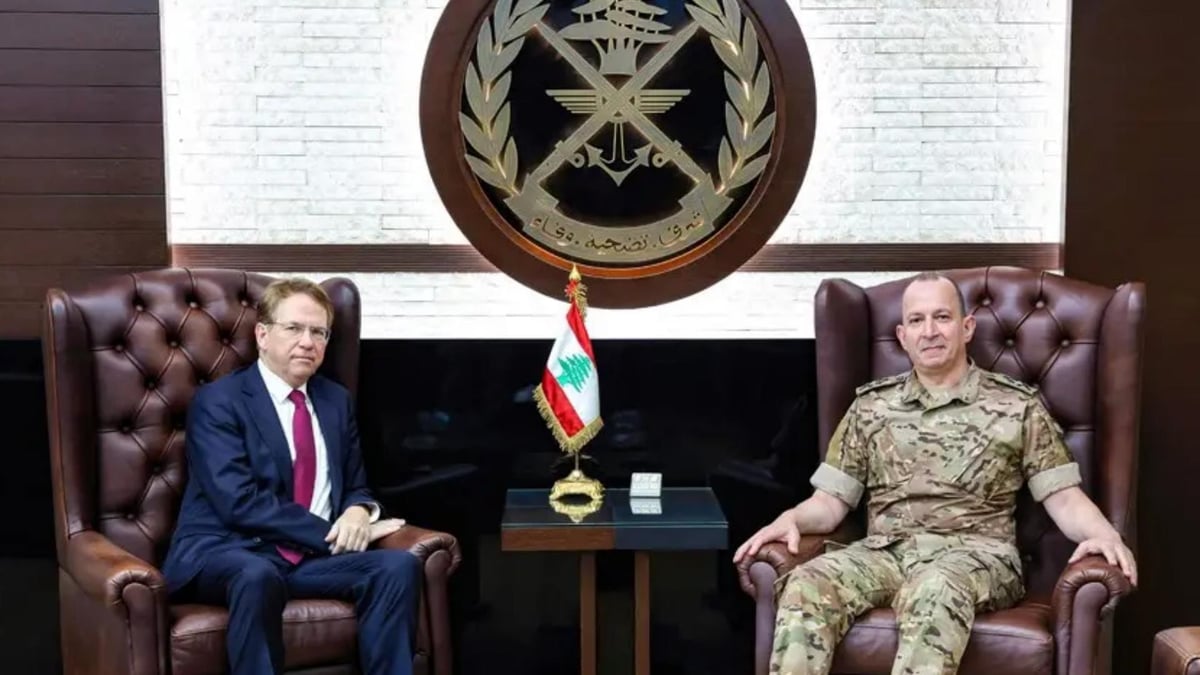 ماذا دار بين قائد الجيش والسفير الفرنسي؟