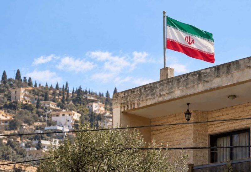 بعد إشكالات بين مناصري أمل وحزب الله.. إزالة علم إيراني في حومين الفوقا بقرار قضائي!