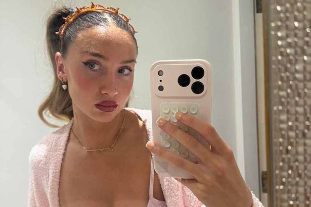 Дочь Пола Скоулза показала фото в прозрачном топе