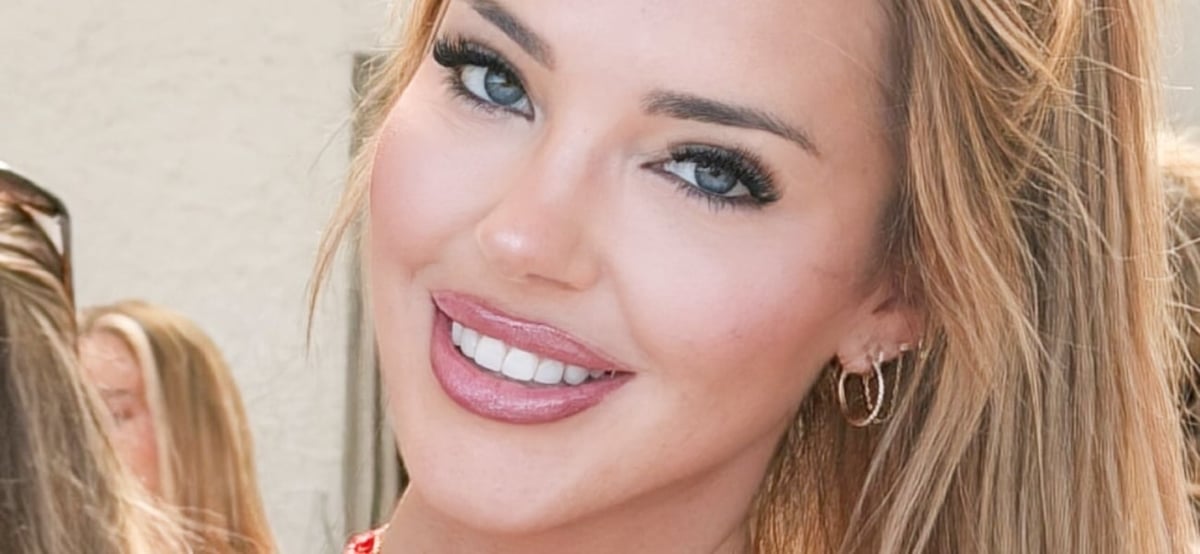 Marie Dee revela su sostén con camisa abierta ante 2,5 millones