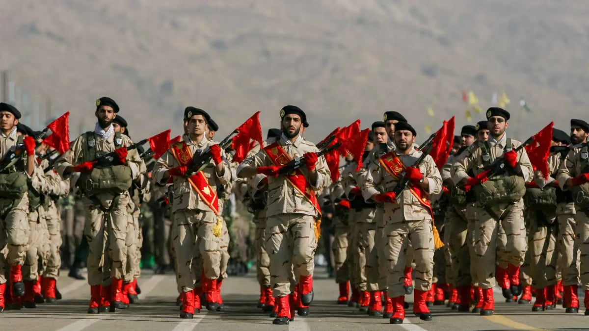 من شوراع طهران إلى جبهات القتال.. إيران تبدأ تعبئة "الفدائيين"
