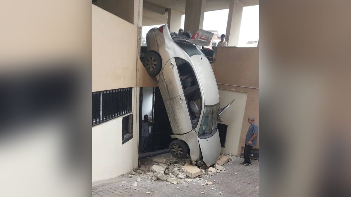بالصورة.. انقلاب غريب لسيارة داخل مرآب مبنى سكني