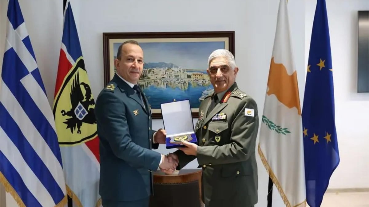 قائد الجيش يزور قبرص لتعزيز التعاون وتبادل وجهات النظر