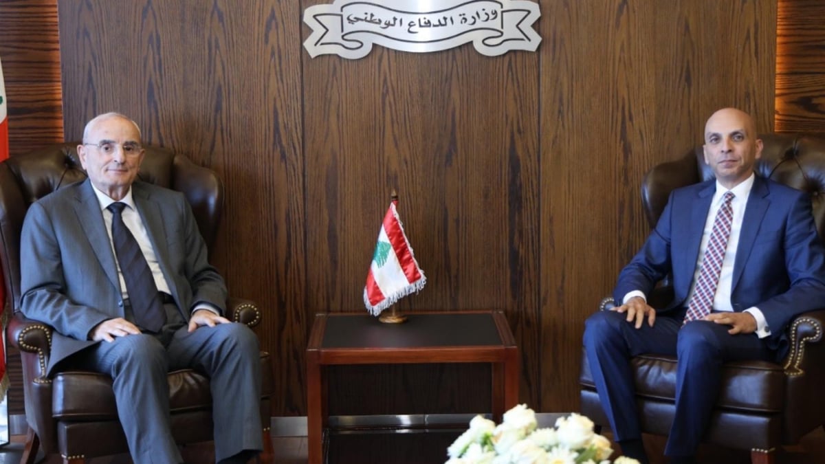 Menassa revisa la situación con los embajadores de Egipto y Suecia