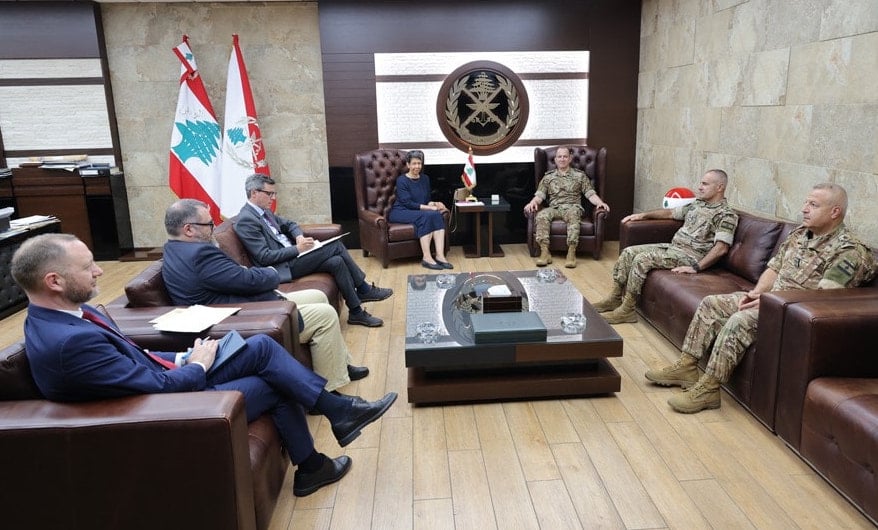 Le commandant de l'armée reçoit l'ambassadrice de Suisse