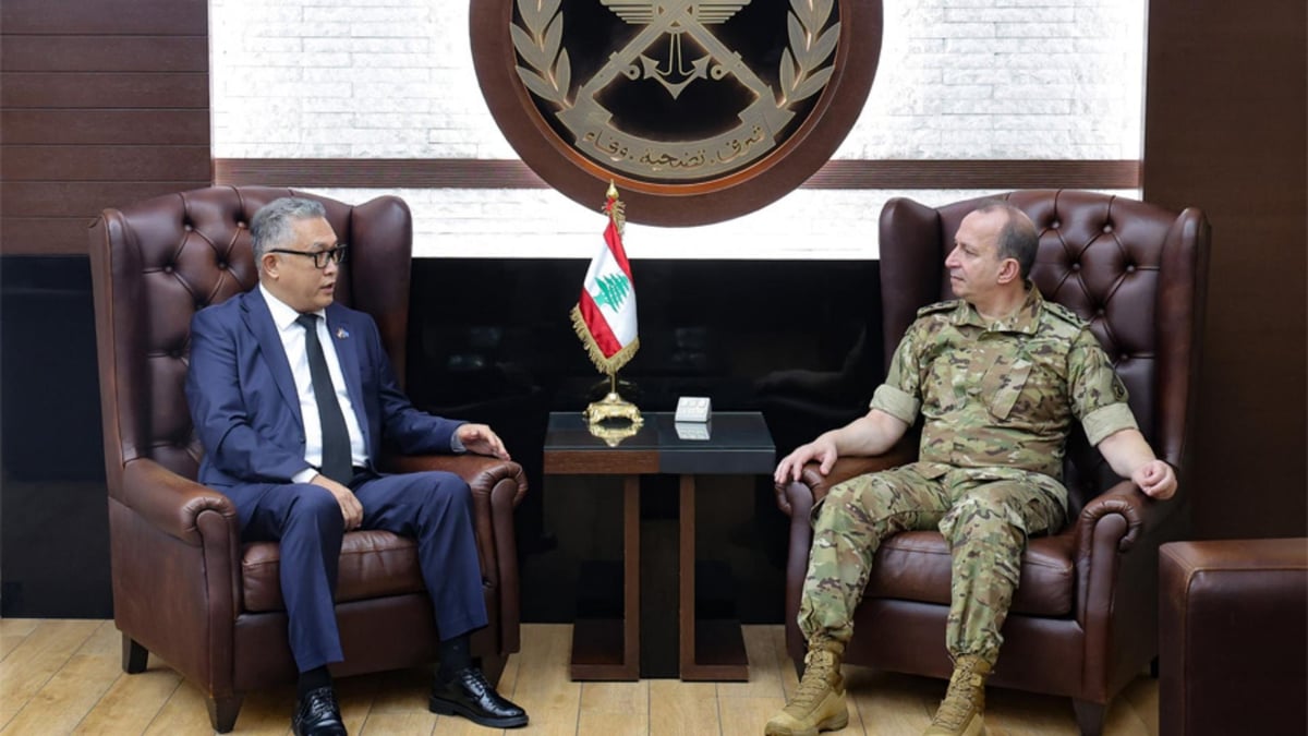 El comandante del Ejército recibe al embajador kazajo en Yarzé