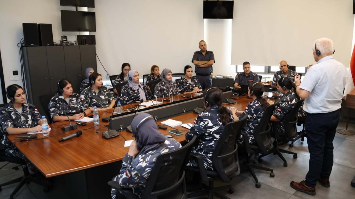 تخريج عناصر قوى الأمن بعد دورة تدريبية بريطانية حول تخطيط حفظ النظام والأمن