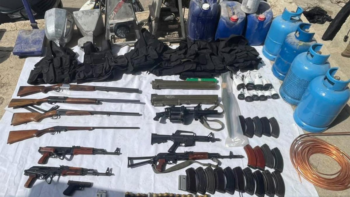 الجيش يوقف مطلوباً خطيراً متورطاً بقتل عسكري في بعلبك ويضبط مخدرات وأسلحة
