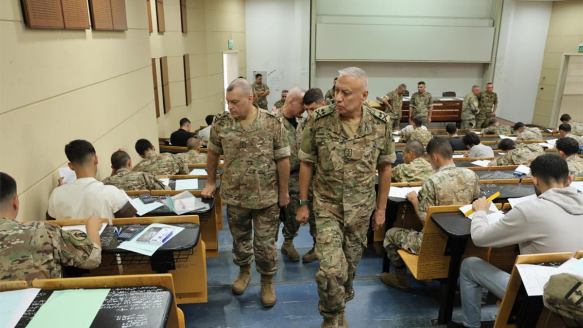 Le chef d'état-major inspecte le déroulement des tests écrits de recrutement à l'Université libanaise