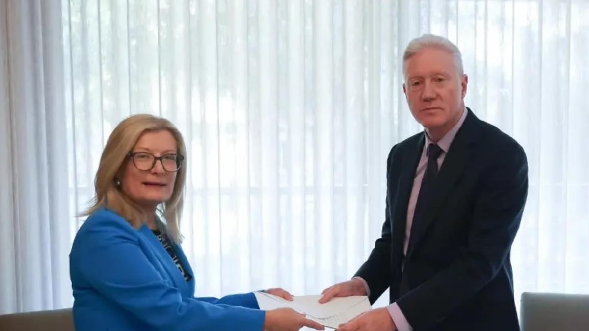 El ministro de Exteriores recibe a la embajadora de Grecia y le entrega sus cartas credenciales
