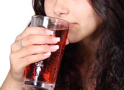 El jugo de arándano reduce la placa y el daño dental
