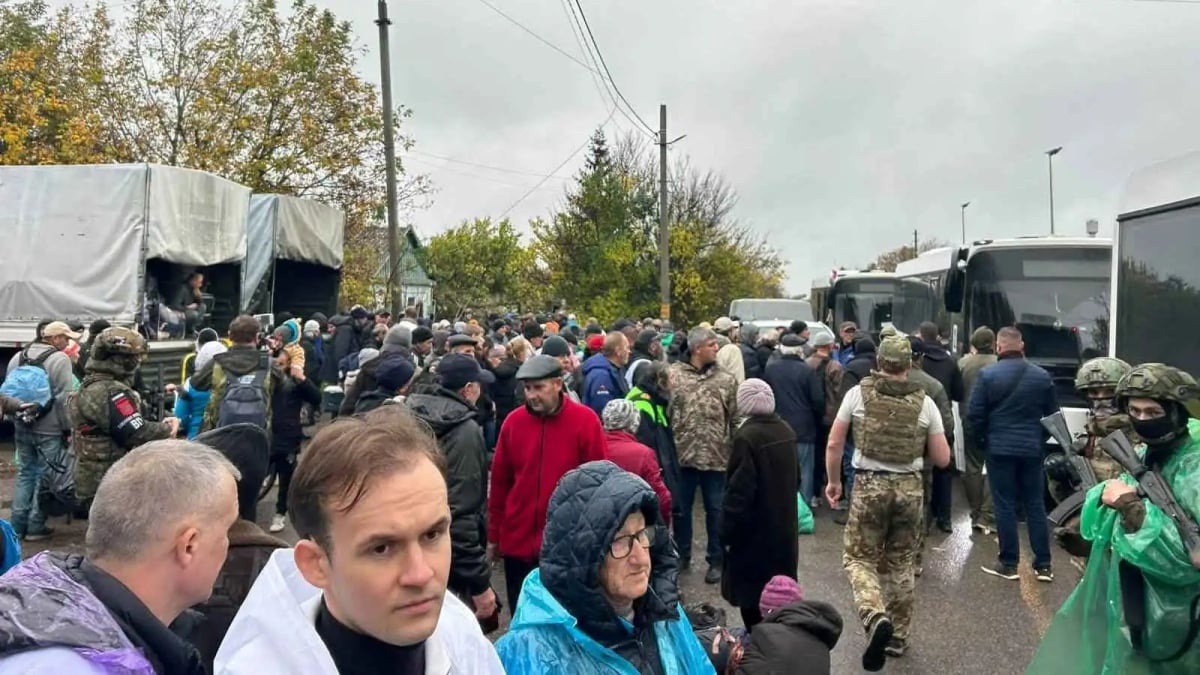 Belarus receives three helicopters evacuating Oleshky residents