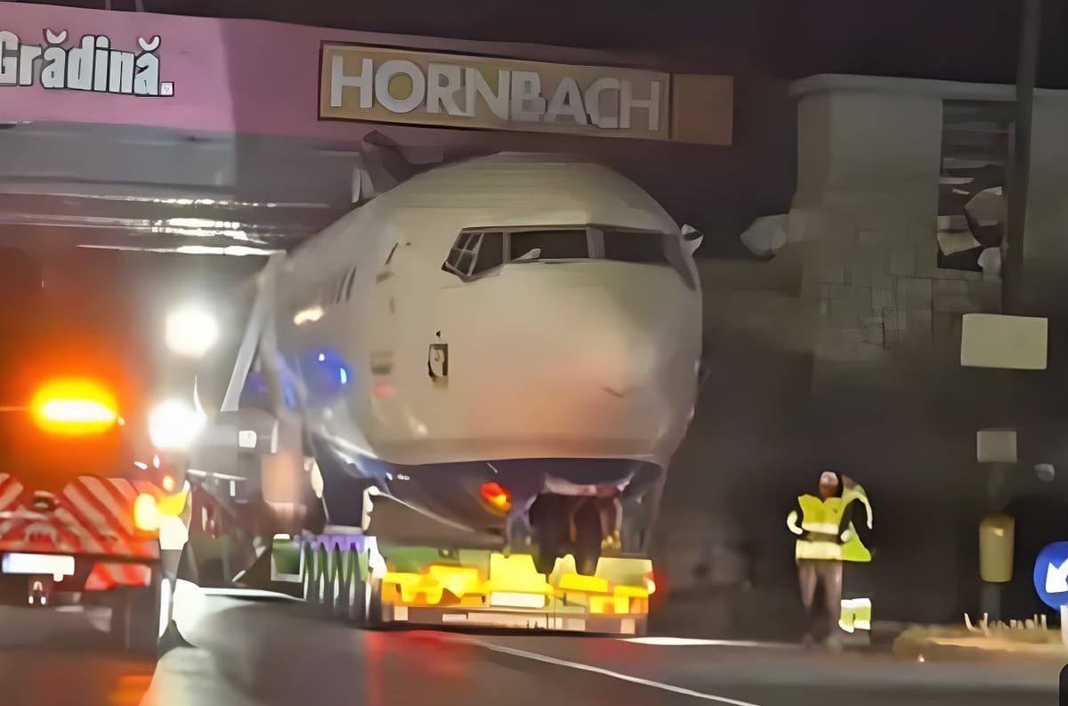 Escena extraña: un avión de pasajeros queda atrapado bajo un puente en Bucarest