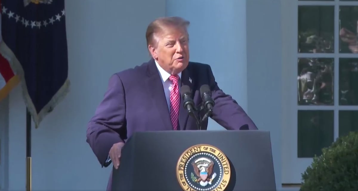 Trump loue les chaussures et coussins du patio de la Maison-Blanche lors d'un événement sur la santé des femmes
