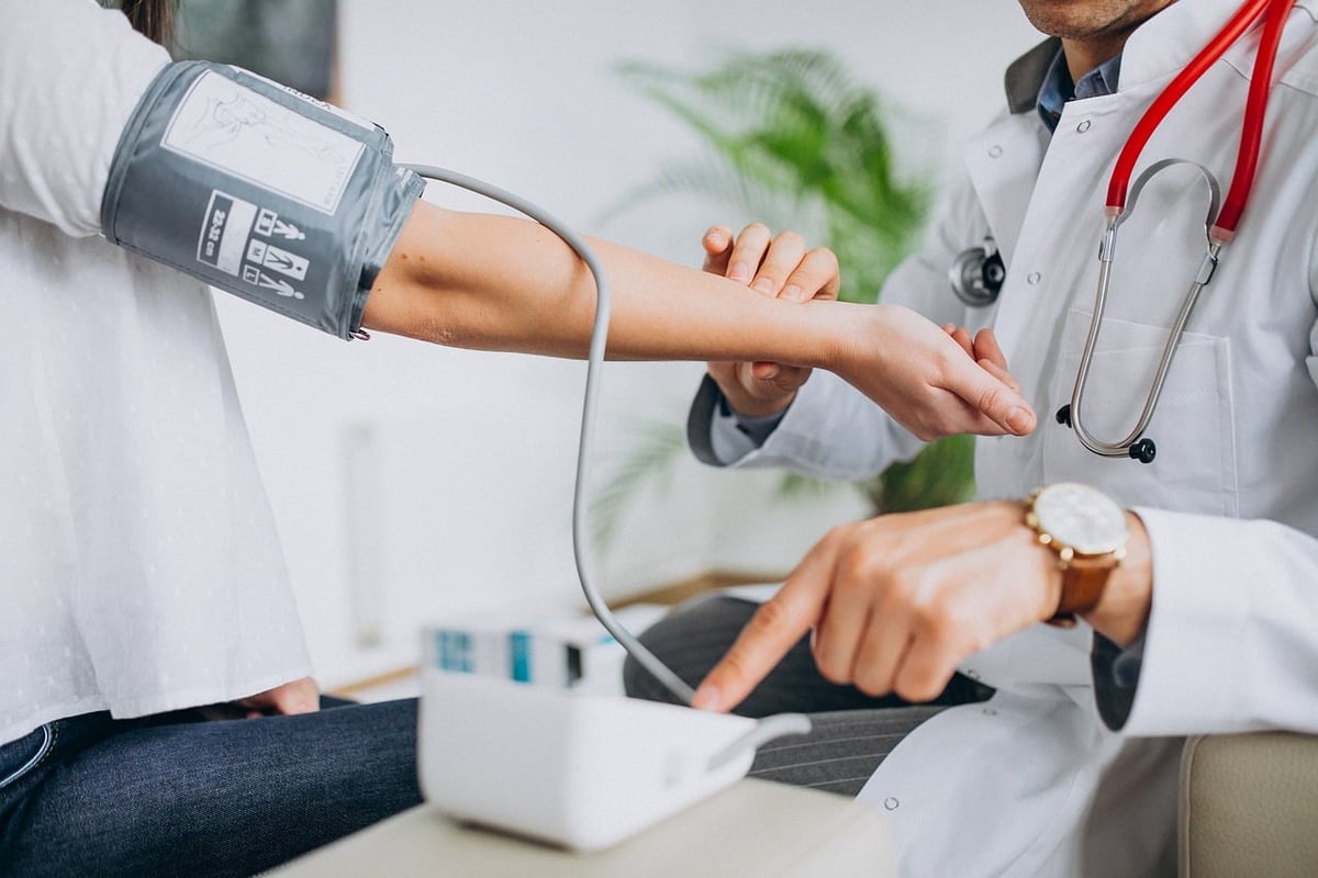 La CNSS relève le tarif de consultation des médecins à 3,2 millions de livres pour les généralistes