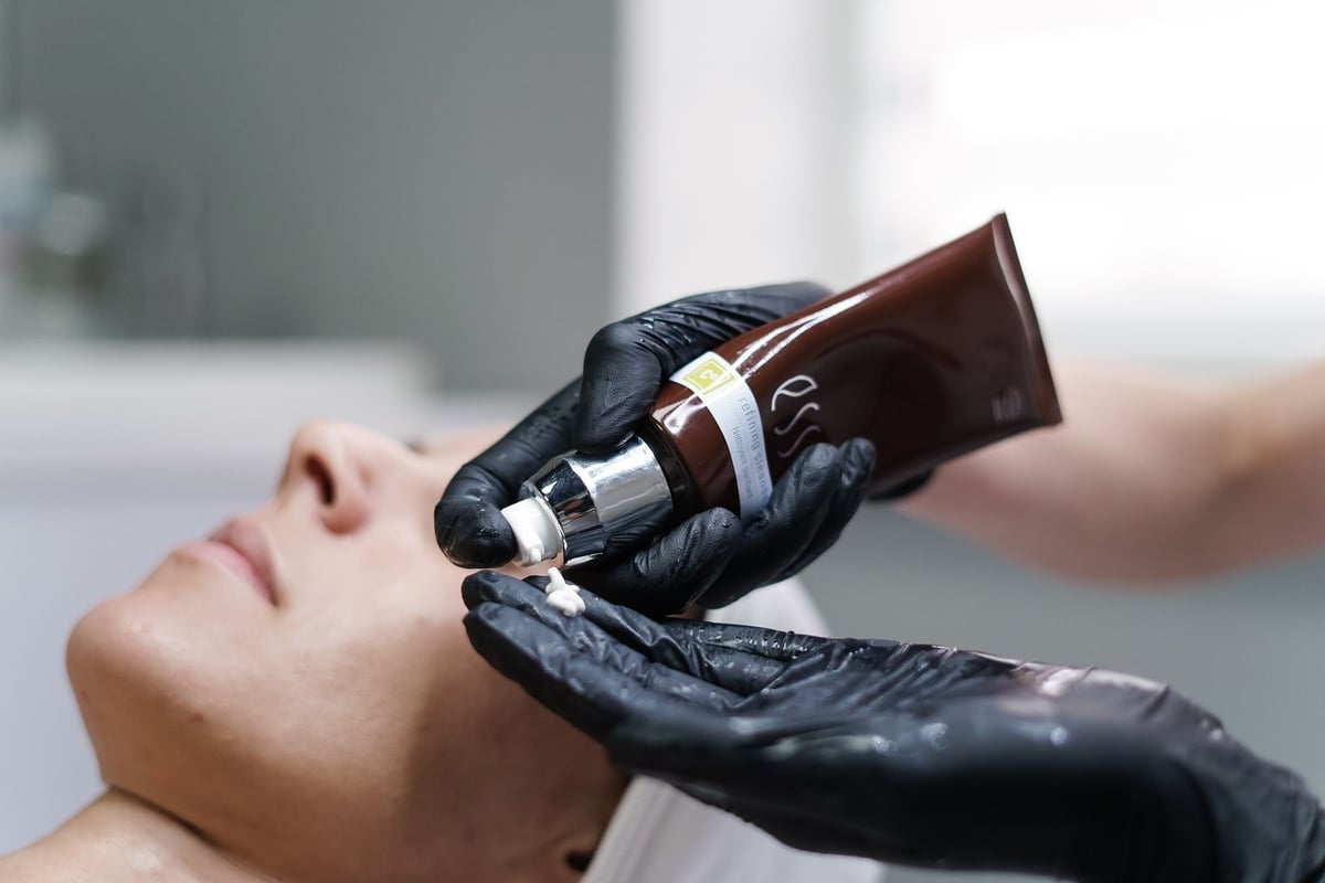 Salud cierra un centro de estética sin licencia en Abbasiya dentro de las campañas de control
