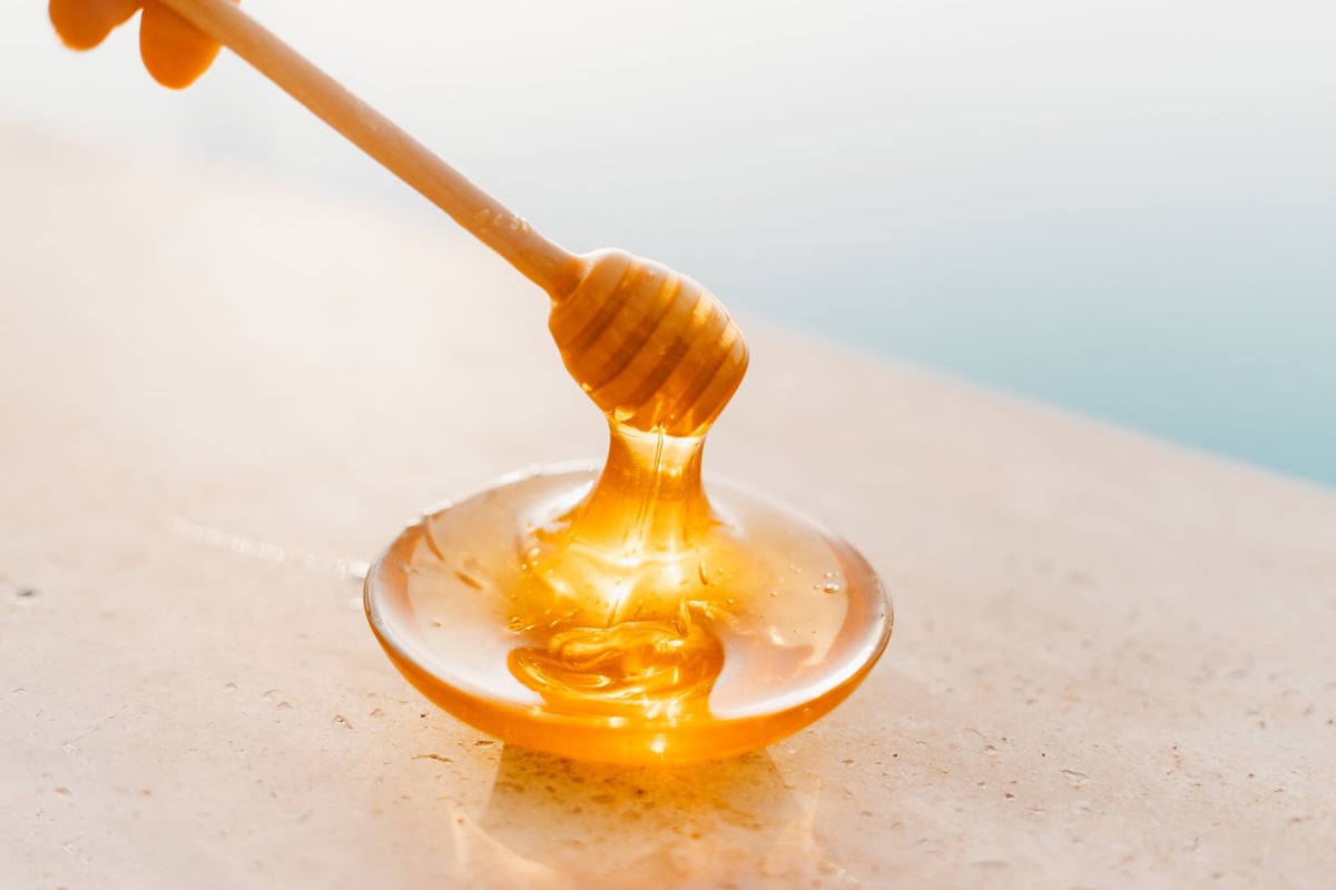Honey on lips before bed: Hydration benefits and usage tips