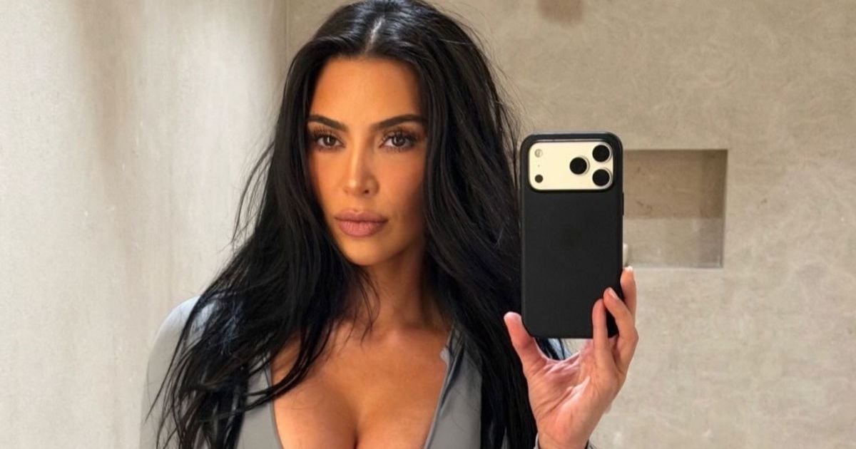 Kim Kardashian arbore un collier Cartier en diamants et émeraude