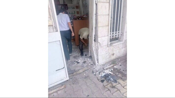 صدمة في طرابلس: سيارة تدمر واجهة صيدلية! التفاصيل هنا