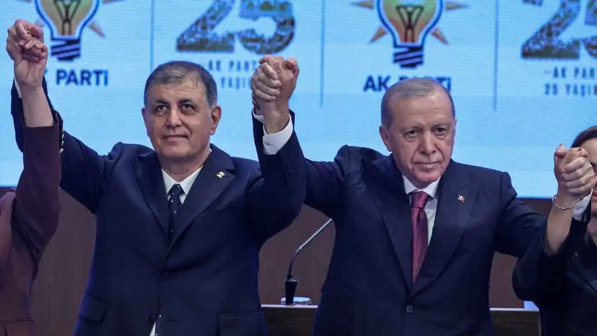Le maire d'Izmir rejoint le parti d'Erdogan
