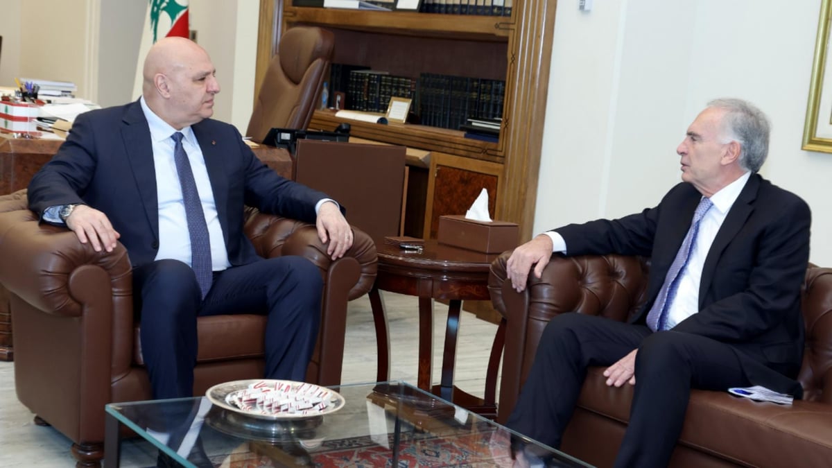 El presidente Aoun analiza con Arnaud los desarrollos y la situación en el sur