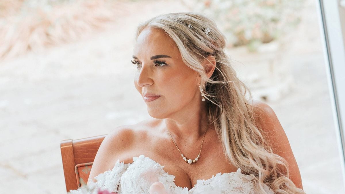 Stage-four cancer patient hosts solo wedding with 30 guests