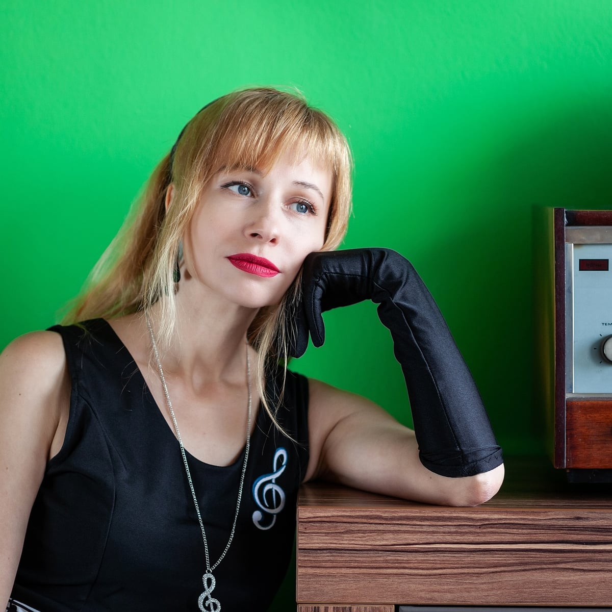 music, meloman, retro, vintage, 50s, woman, young woman, listen, listen to the music, music for the soul, melody, muzlo, the melody of the soul, group, performance, the contractor