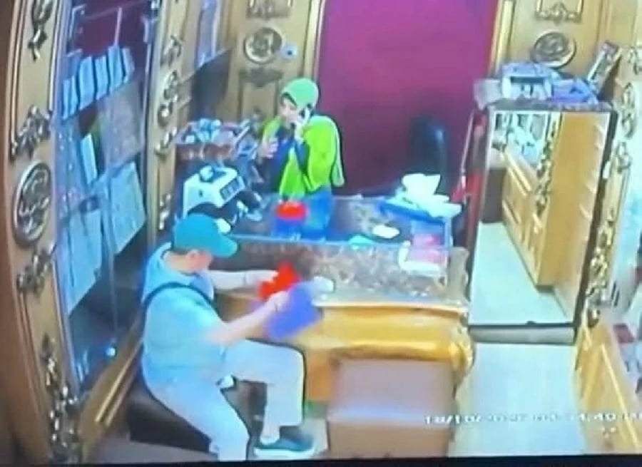 Security camera exposes gold theft ring in Alexandria