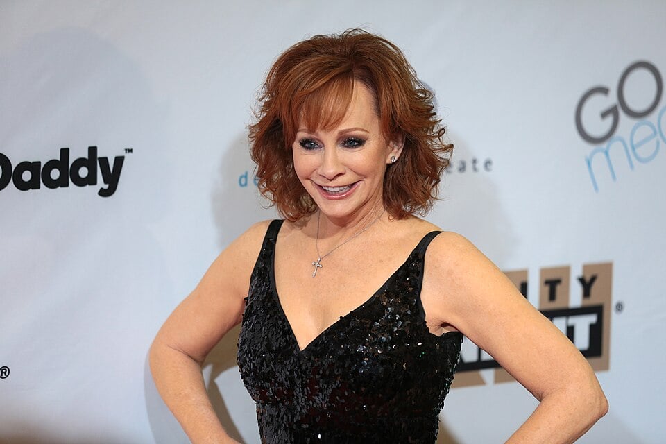 Reba McEntire ignoraba conflicto con Clarkson hasta Peterman