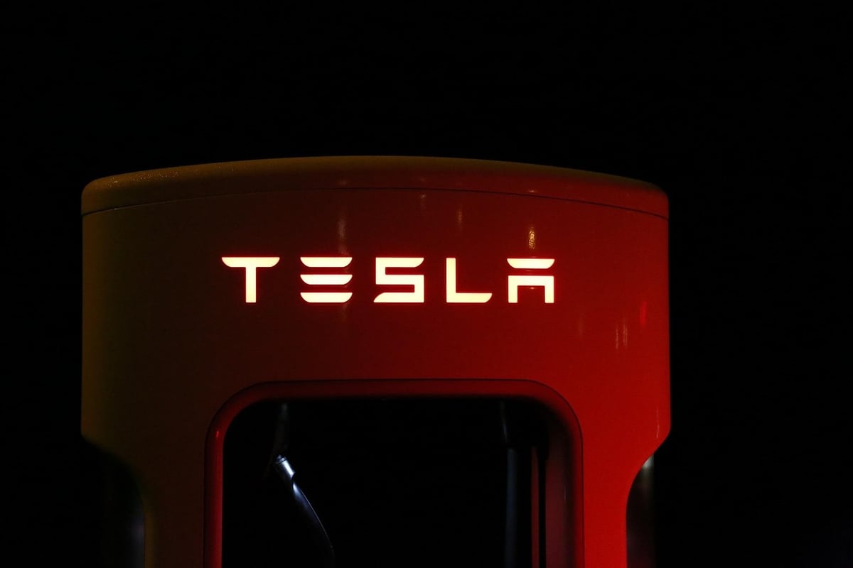Прибыль Tesla упала на 44% на фоне переговоров о слиянии со SpaceX
