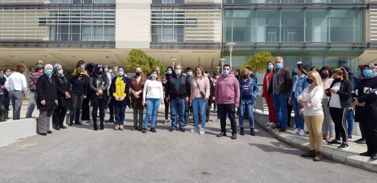اعتصام للعاملين في اللبنانية امام فروع الشمال احتجاجا على قرار العودة الى دوام العمل الكامل