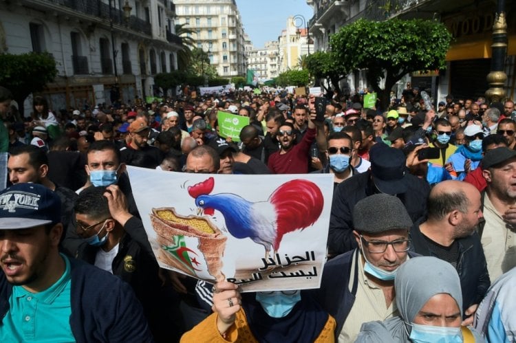 الحراك الجزائري يطلق شعارات مناهضة لفرنسا ودعوات للوحدة