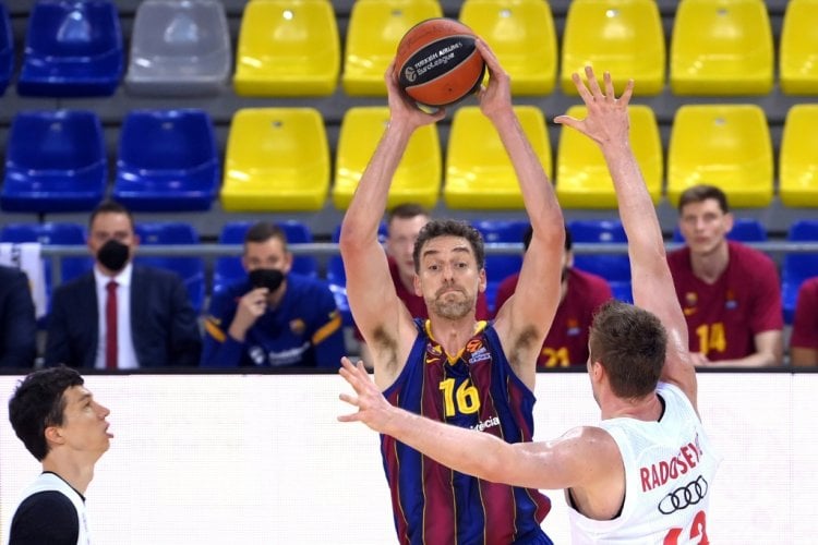 باو غاسول بقميص برشلونة مجددًا بعد 20 عامًا