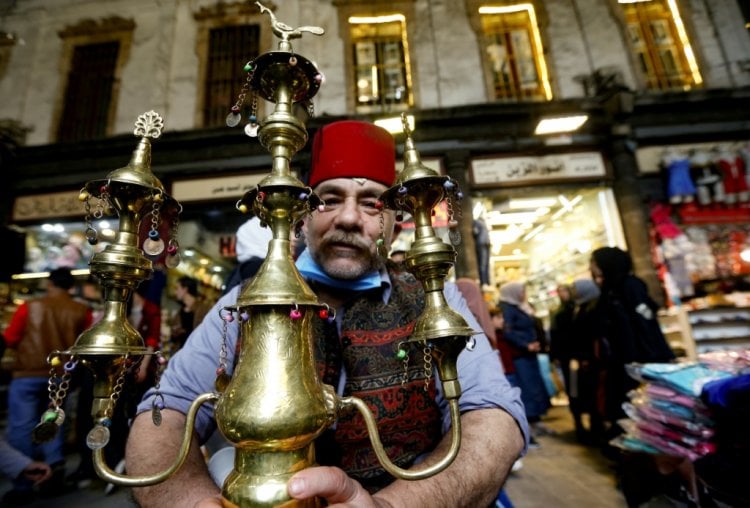 بائع شراب في دمشق يستعدّ لشهر رمضان وسط اشتداد الأزمة الاقتصادية