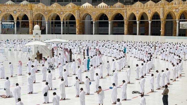 الملك سلمان يُوافق على إقامة التراويح في الحرمين