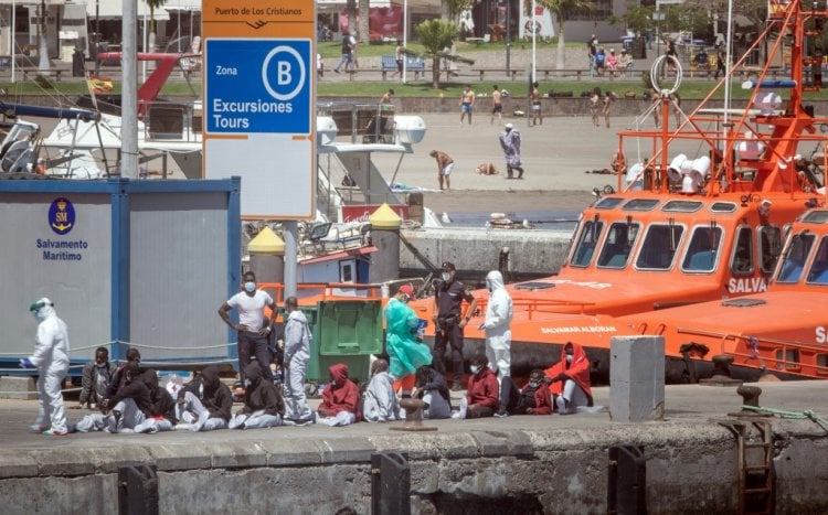 توقيف 20 شخصاً يهربون مهاجرين من المغرب إلى إسبانيا