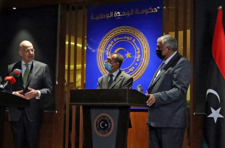 وزير الخارجية اليوناني يدعو القوات الأجنبية الى مغادرة ليبيا "في أقرب وقت"