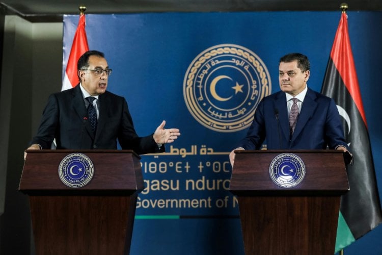 رئيس الوزراء المصري يزور ليبيا على رأس وفد كبير