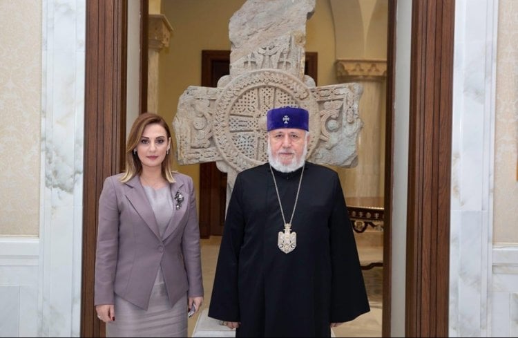 أوهانيان التقت كاثوليكوس عموم الأرمن خلال زيارتها أرمينيا