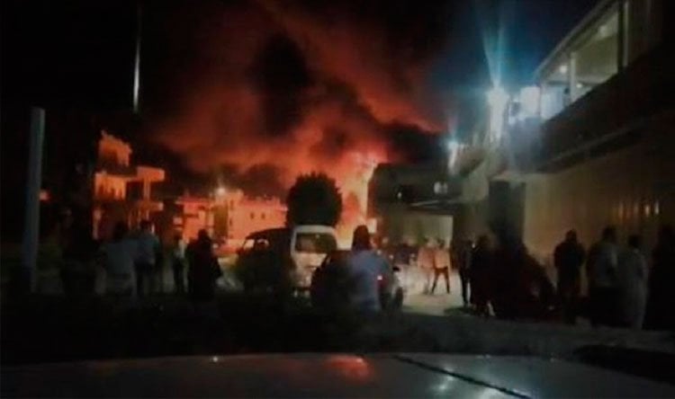 بالفيديو: اندلاع النيران بصهريج محمّل بالمحروقات على طريق عام وادي خالد