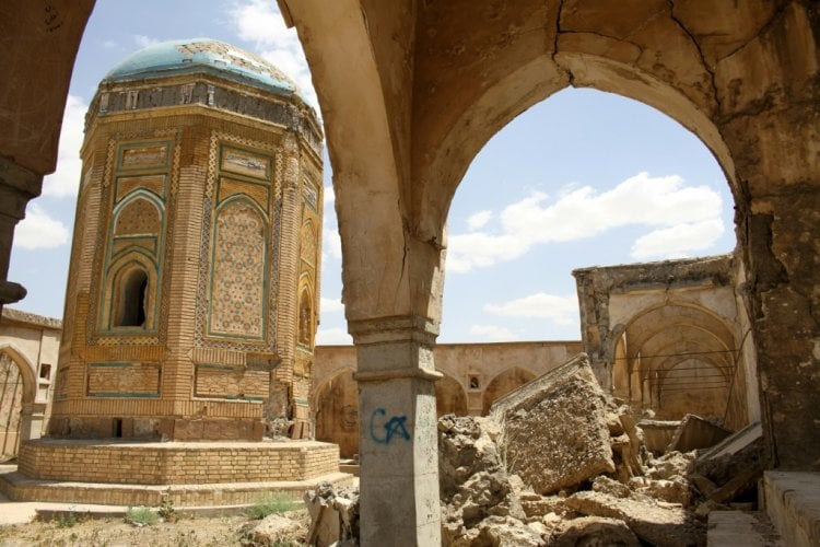 الاهمال والتغير البيئي يُغرقان أثاراً عراقية تحت رمال الصحراء.. صور