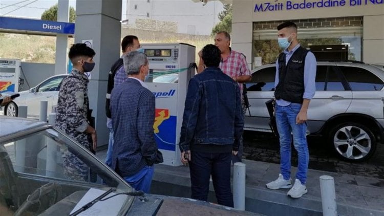 أبو حيدر دهم برفقة عناصر من المخابرات وأمن الدولة محطات الوقود في النبطية