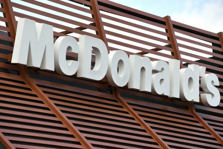 دعوى قضائية ضد ماكدونالدز لمطالبتها ب10 مليارات دولار بتهمة التمييز ضد السود