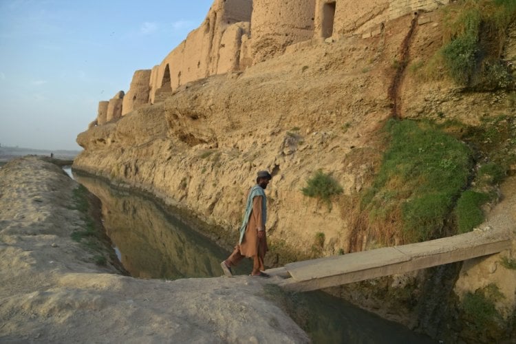 اللاجئون يخلفون السلاطين على أنقاض القصور في جنوب أفغانستان