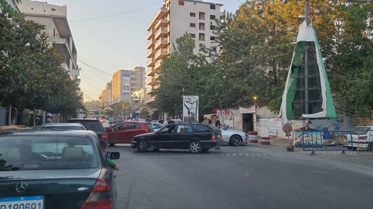 قطع طرقات في المناطق احتجاجا على تردي الاوضاع