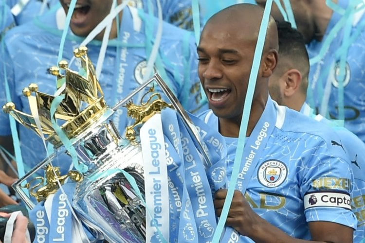 فرناندينيو يمدد عقده مع مانشستر سيتي لعام إضافي