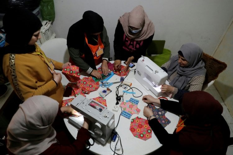نساء يستعضن عن الفوط الصحية بحفاضات وقطع قماش في لبنان الغارق في أزماته
